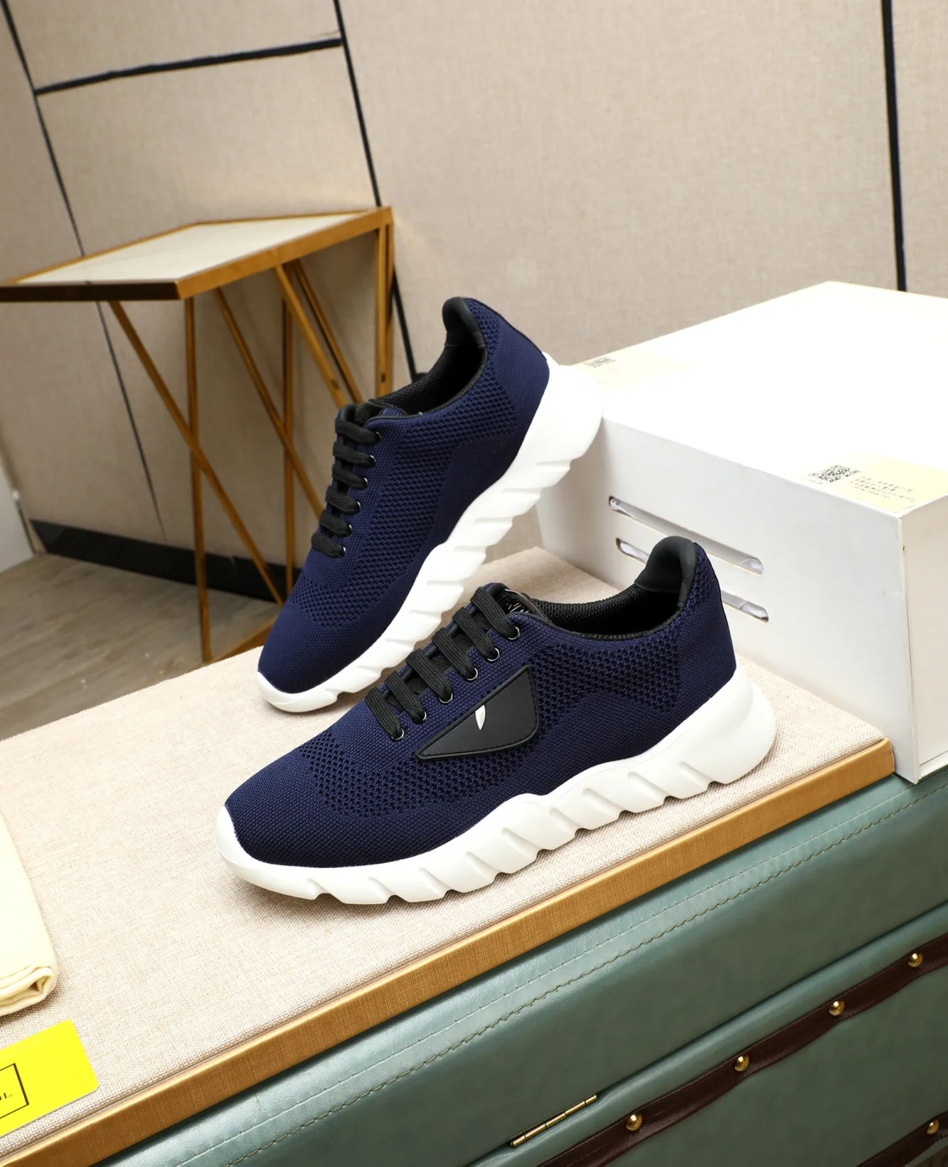 Men's Men's Shoes 💰680 Fendi Fendi's latest Tag series of men's casual mesh sports running shoes, originally purchased and developed, this Tag sports shoe is a one-leg sneaker, made of black high-tech mesh material with gray neoprene details. Oversized FENDI lettering on the side and translucent rubber details. Light and flexible rubber running shoe soles, beautifully packaged at the delivery counter, customized breathable lining, original molded foam rubber outsole, sole thickness: 3.5CM! Size: 39-44 (customized at 38.45.46)